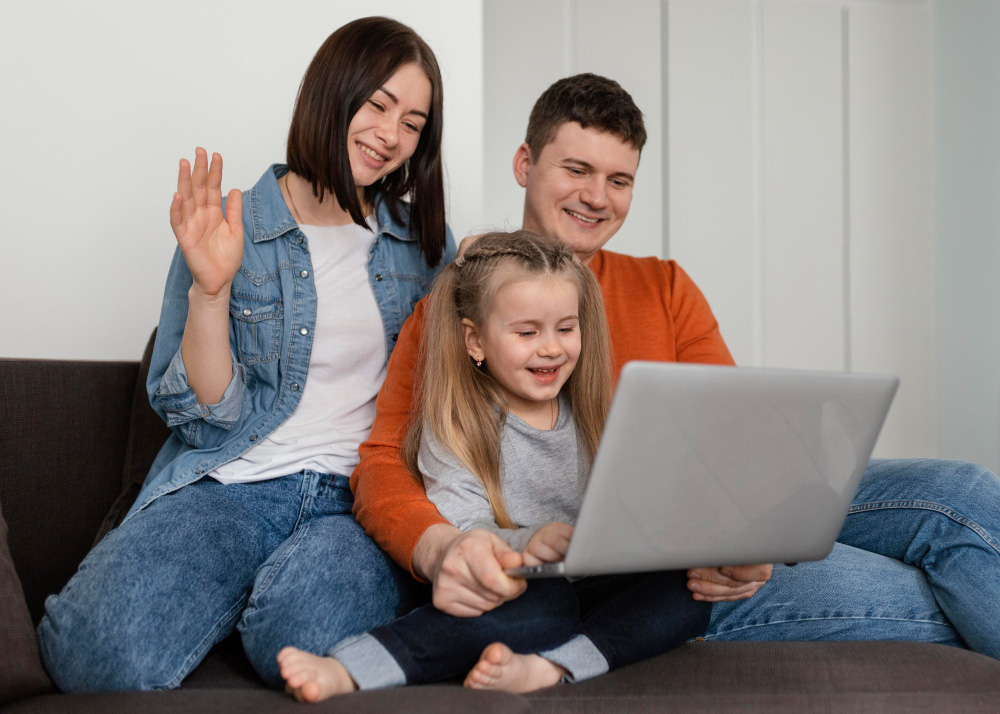 Imagem de família lendo no sofá